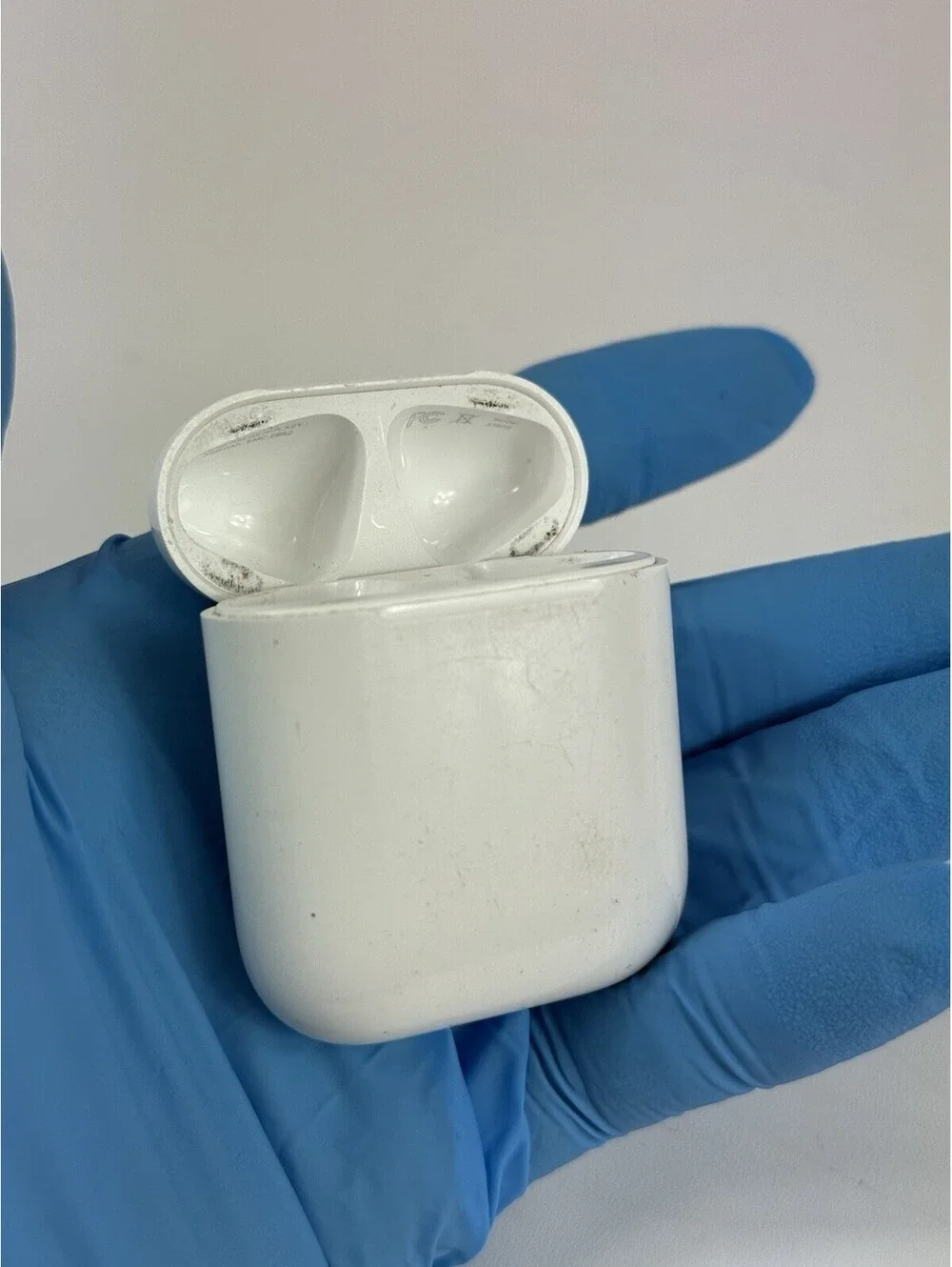Apple airpods charging